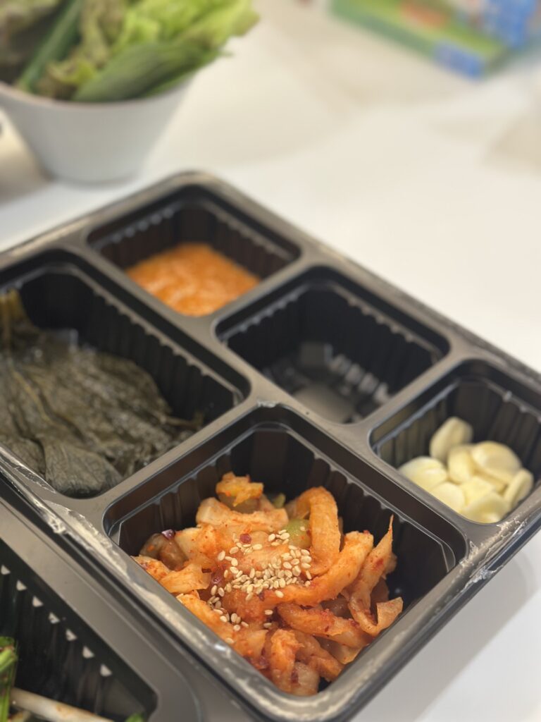 족발애 반반보쌈 세트 내명이나물, 무김치 이미지
