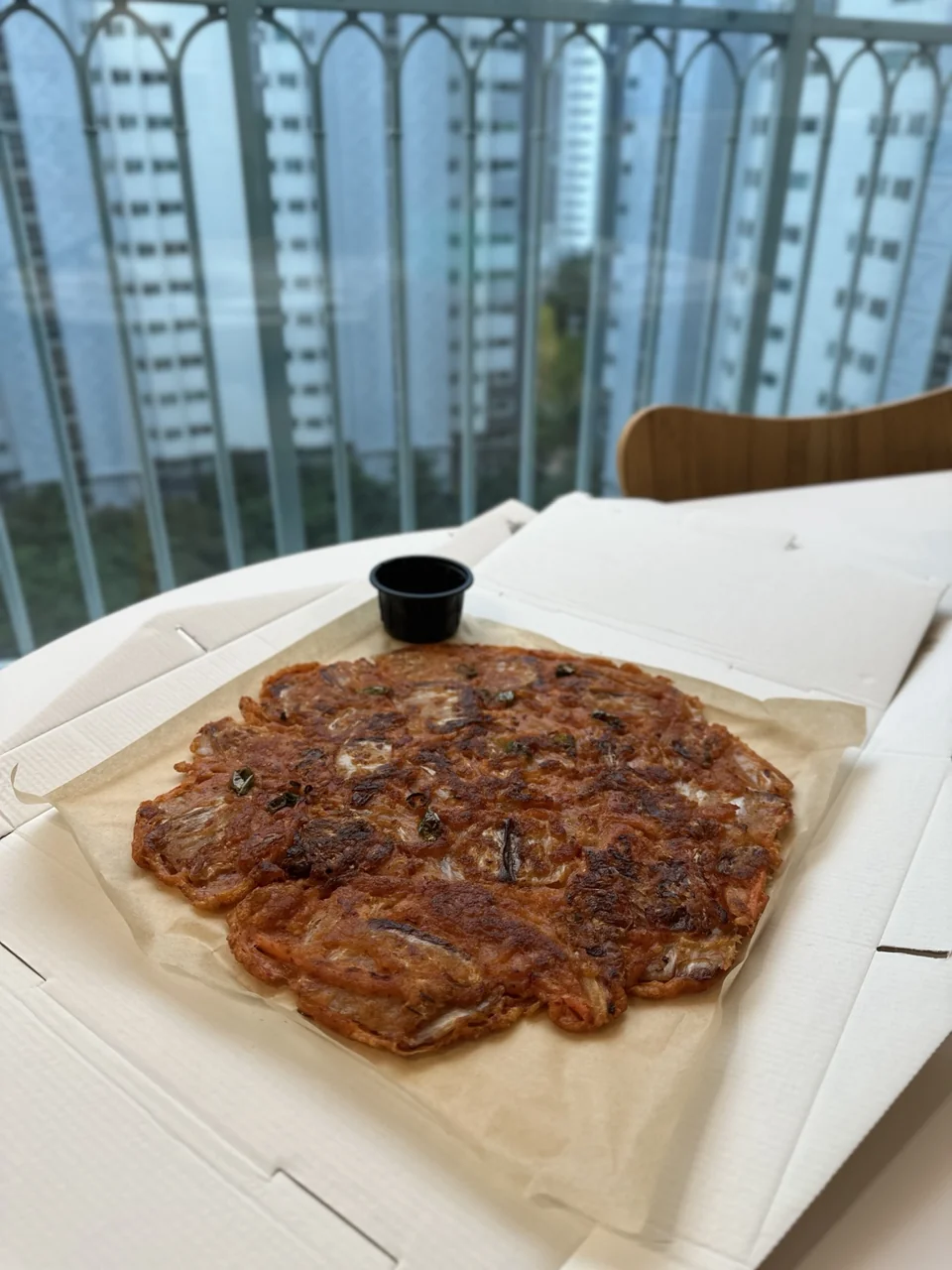 종이를 깐 포장 상자 안에 담긴 김치전