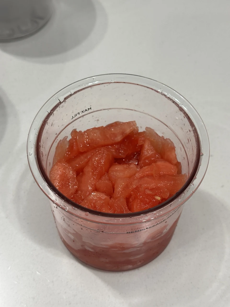 전용 용기에 담은 수박 조각