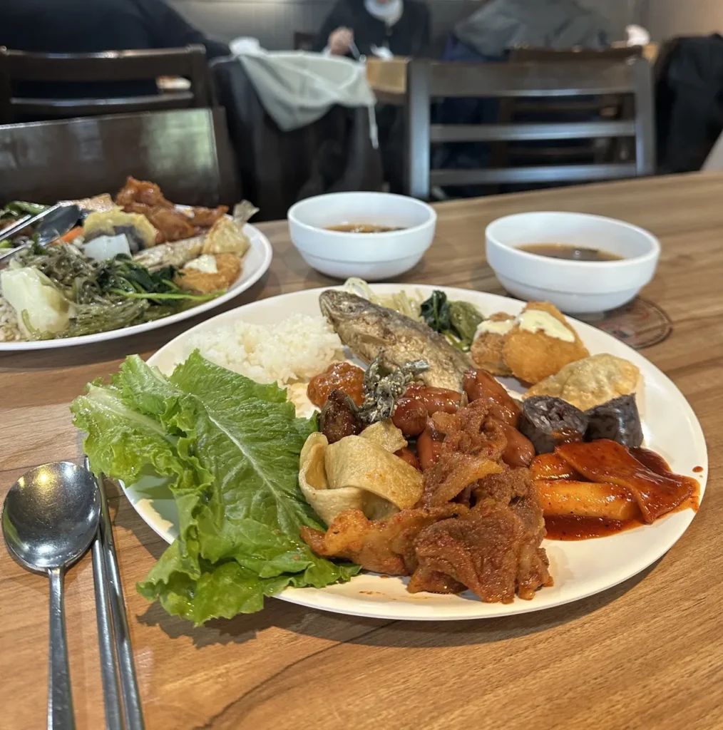 음식 접시가 크게 보이도록 자른 다연뷔페 상차림