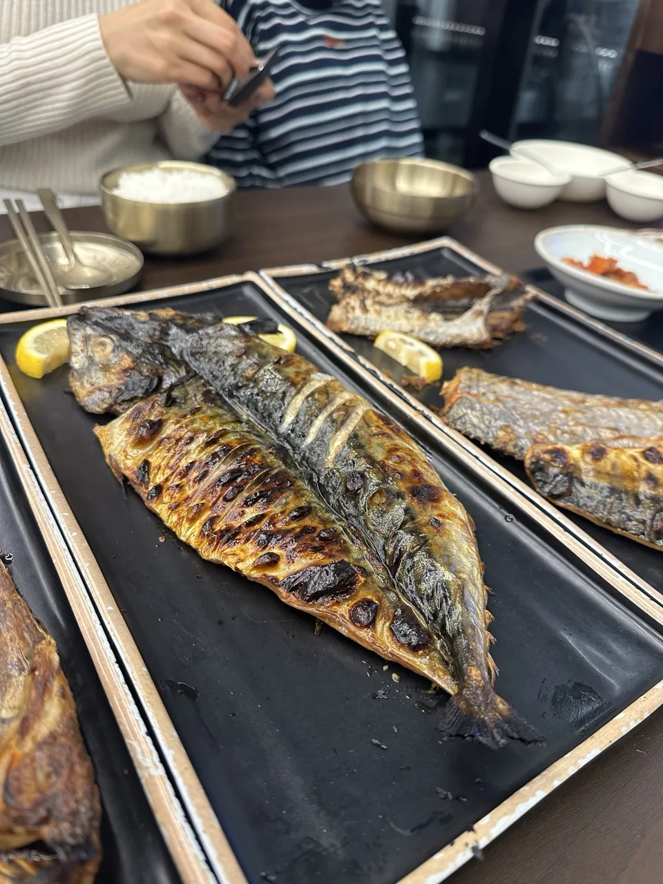 노릇하게 구운 생선과 식사 상차림