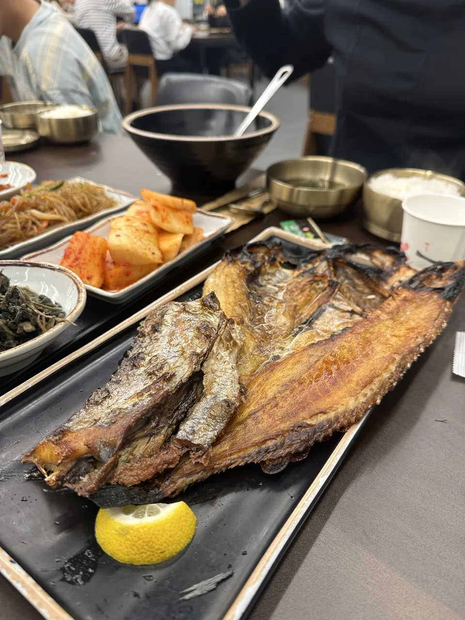 먹음직스럽게 구운 생선이 담긴 긴 접시