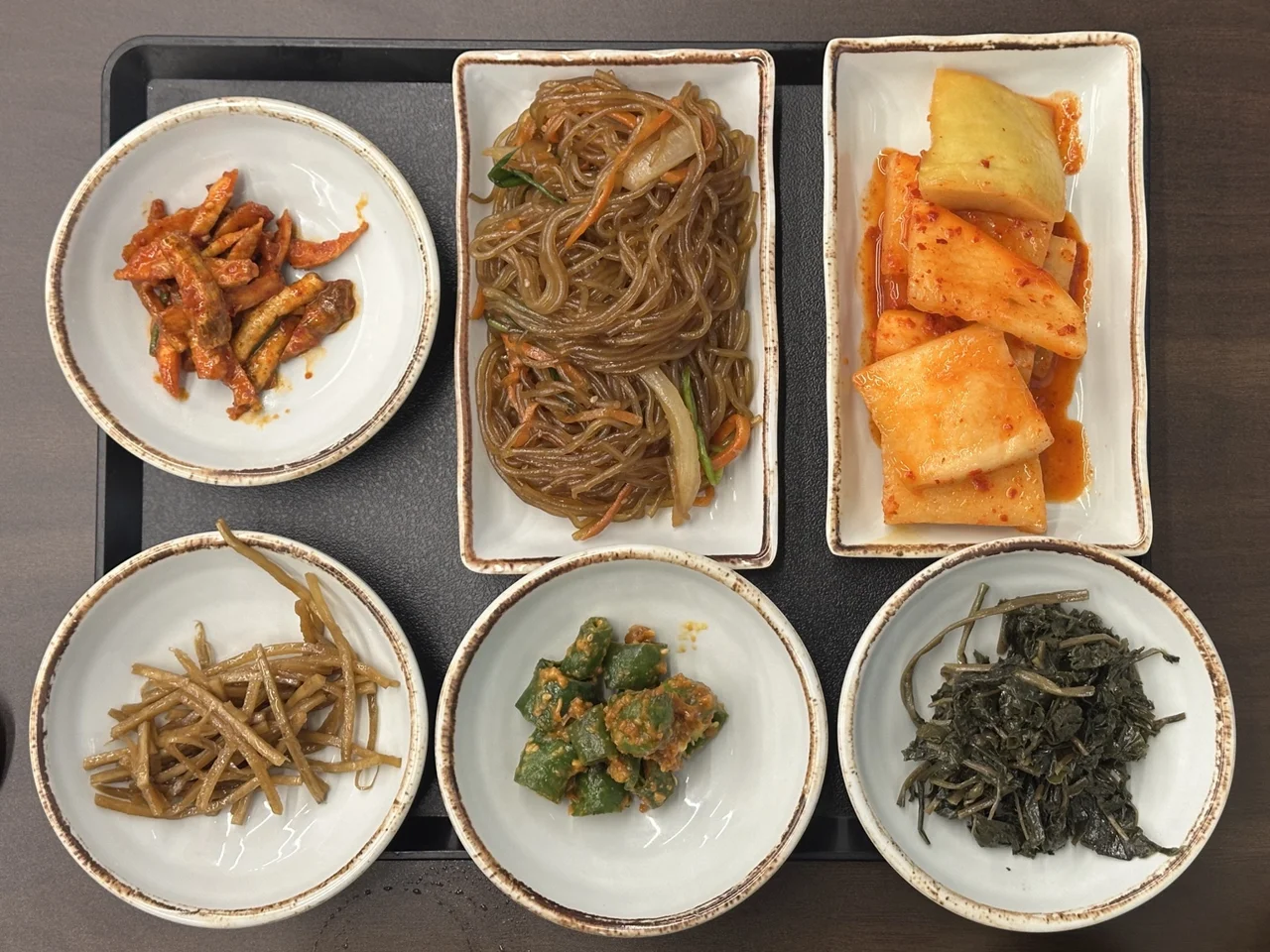 잡채와 김치, 나물 등 여섯 접시의 기본 반찬