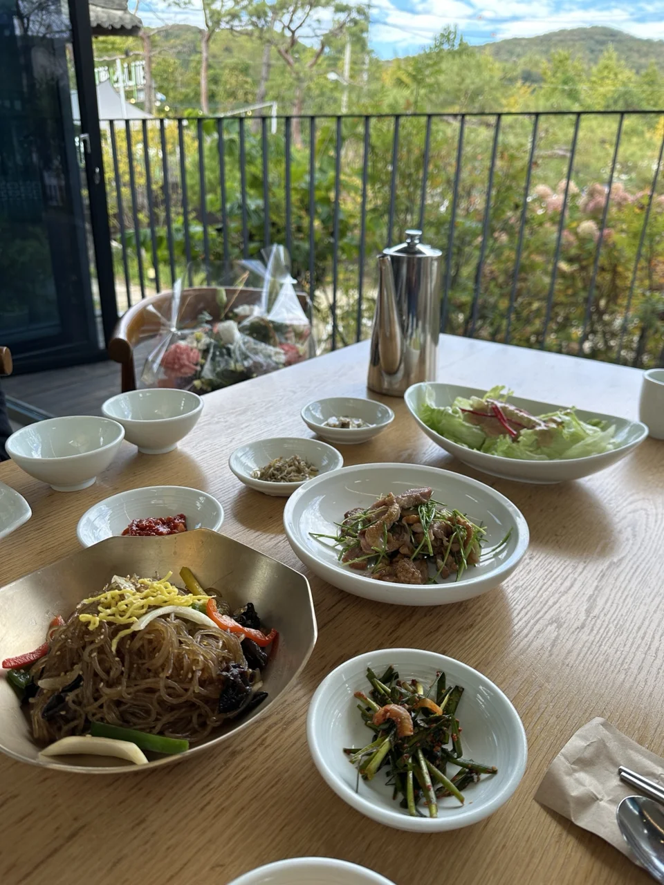 창가 테이블에 차려진 여러 밑반찬
