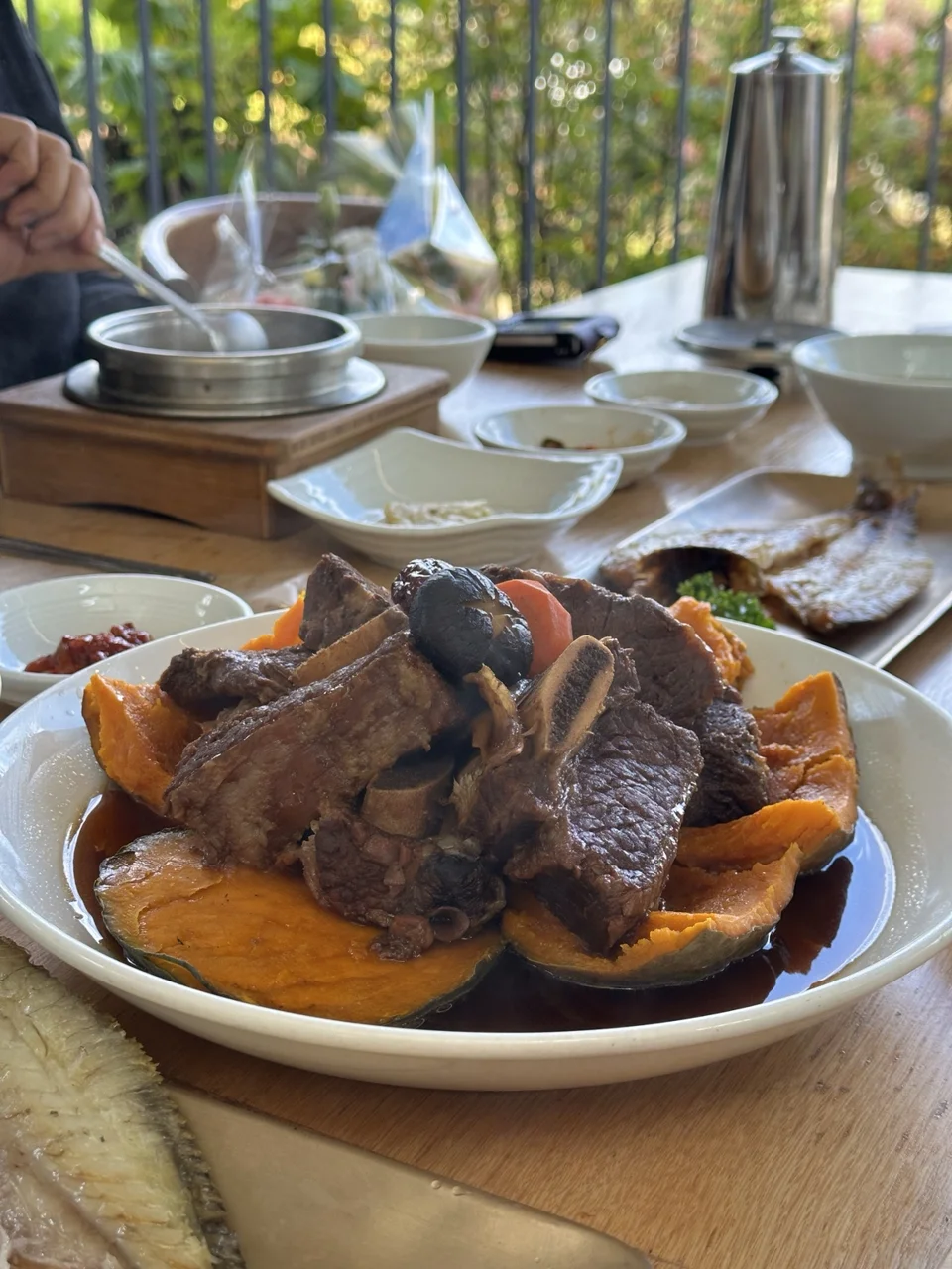 단호박 위에 갈비가 올라간 단호박갈비찜
