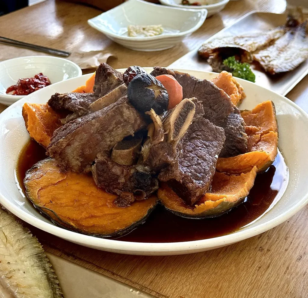 단호박 위에 갈비와 표고버섯을 담은 단호박갈비찜
